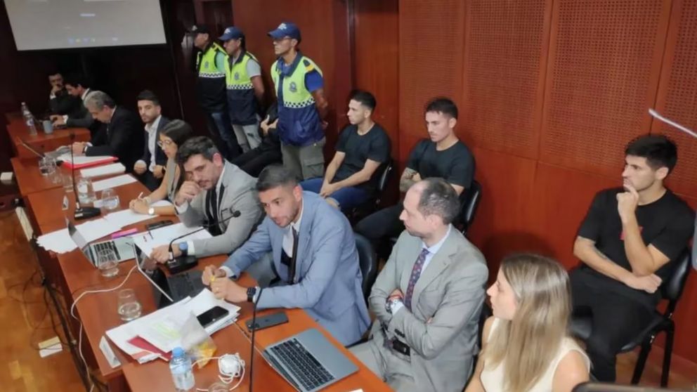 Los futbolistas y sus defensores en una de las audiencias.