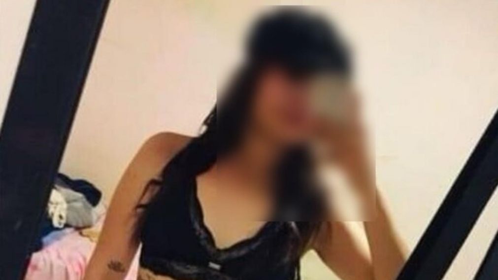 Esta es una de las muchachas que finalizó arrestada en el allanamiento.