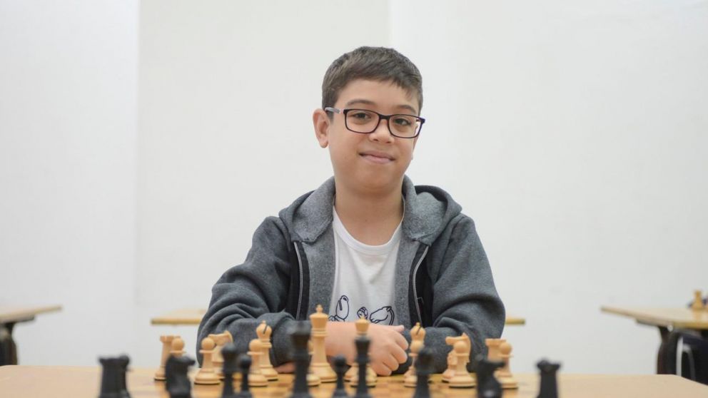 Quién es Faustino Oro, el argentino de 10 años que venció al N°1 del ajedrez mundial, Magnus Carlsen.