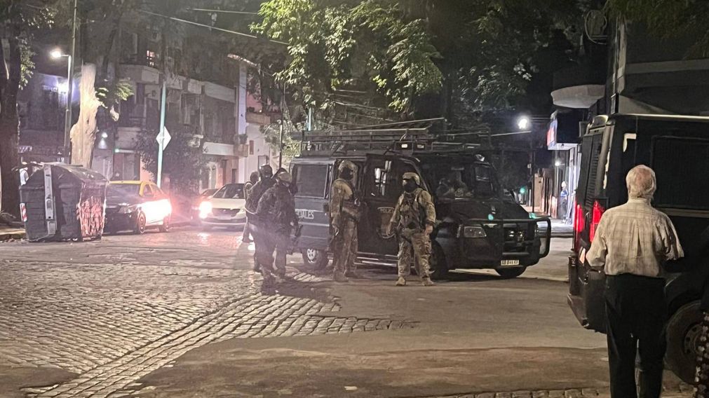 Un hombre se atrincher� en una vivienda de Villa Urquiza (Foto X - @lulilera).