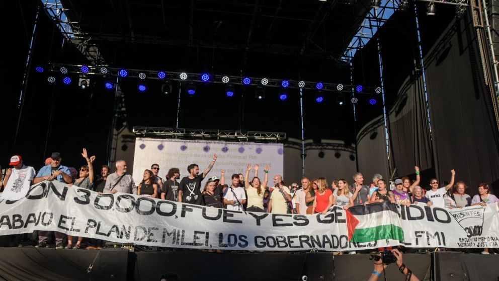 Con críticas al Gobierno, agrupaciones de Izquierda tuvieron su acto en Plaza de Mayo por el Día de la Memoria.