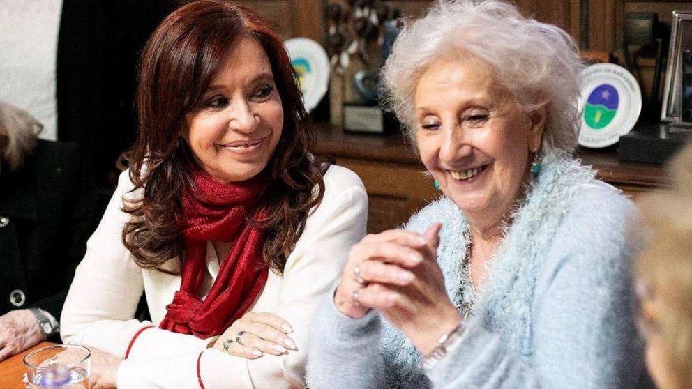 Cristina Fern�ndez de Kirchner junto a la presidenta de las Abuelas de Plaza de Mayo, Estela de Carlotto (Archivo).