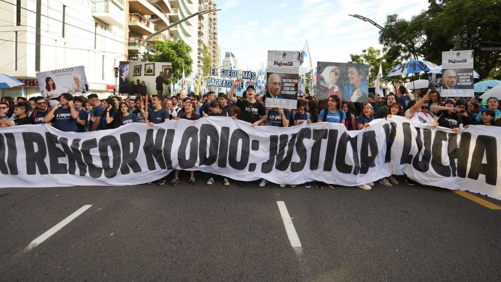 Así marchaba La Cámpora hasta la Plaza de Mayo (NA).