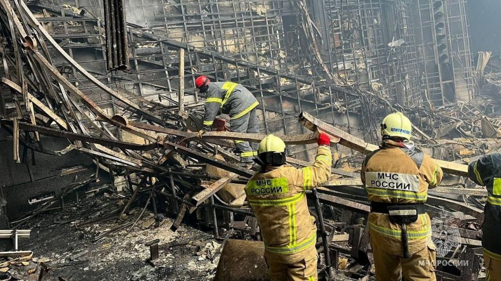Miembros del Ministerio de Emergencias de Rusia limpian escombros en la sala de conciertos Crocus City Hall después de un ataque mortal, en las afueras de Moscú (NA).