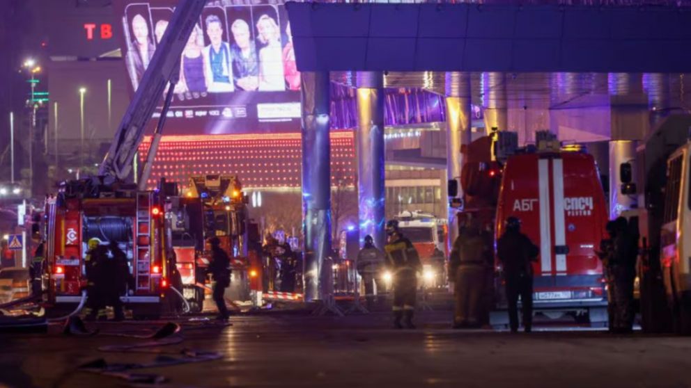 Masacre en Moscú deja un saldo de al menos 62 muertos (Reuters).