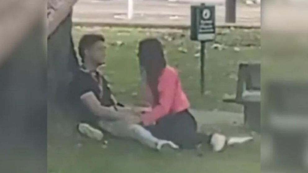 Así filmaron a parejita hot teniendo sexo en un parque a plena luz del día.