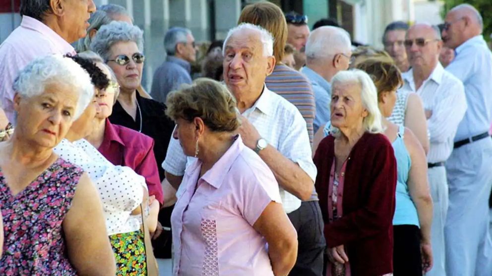 Oficializaron un nuevo bono de $70.000 para jubilados y pensionados en abril (Imagen ilustrativa).