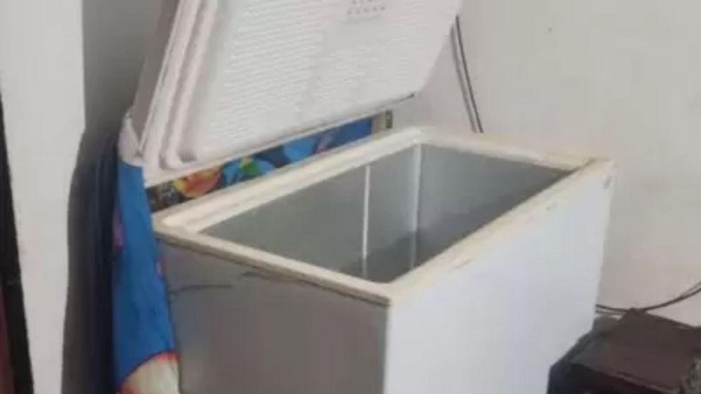 Por motivos que desconocen el nene de 13 años se metió en el freezer.