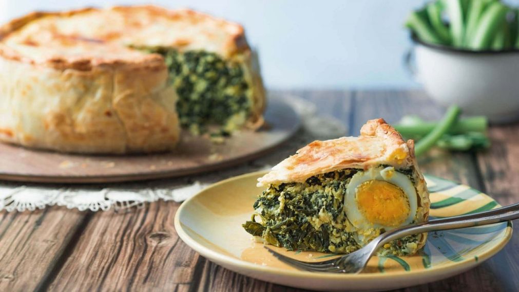 La receta de la clásica tarta pascualina de acelga, bien cremosa y riquísima.