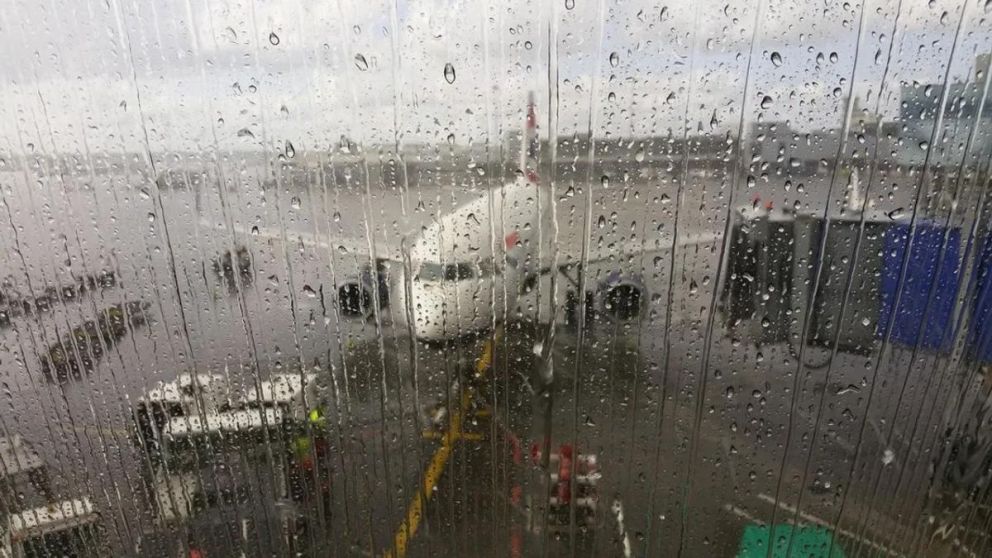 Hay m�s de 60 vuelos demorados en Aeroparque y Ezeiza por el temporal.