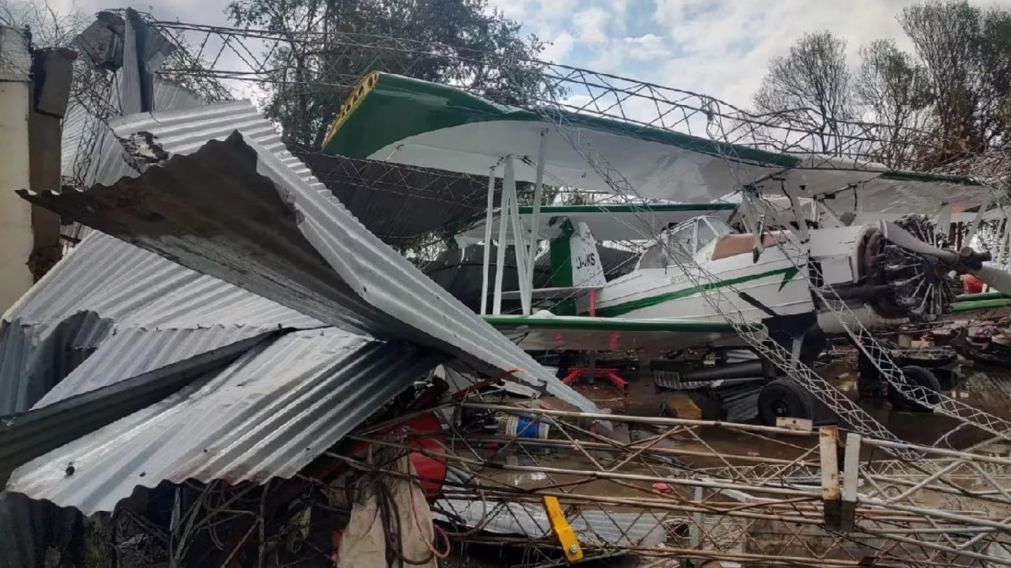 Tras el temporal y sus consecuentes destrozos, todavía rige alerta por tormentas en el AMBA (Gentileza: Twitter/@A4Kike).
