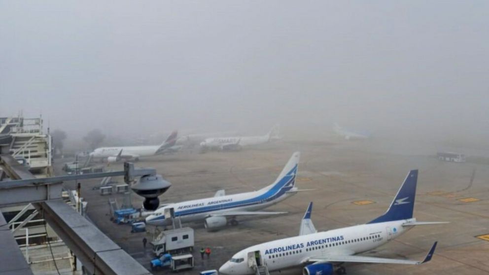 Alerta roja en Ezeiza por fuertes tormentas: hay retraso en vuelos y operaciones aéreas