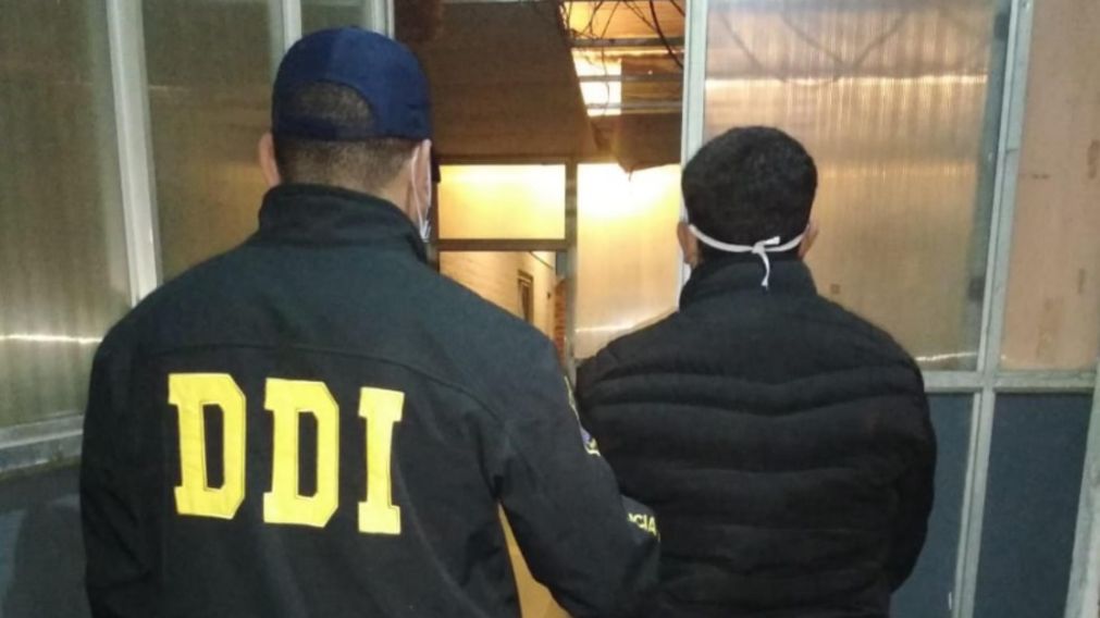 Este es el sujeto que fue capturado por los investigadores policiales.