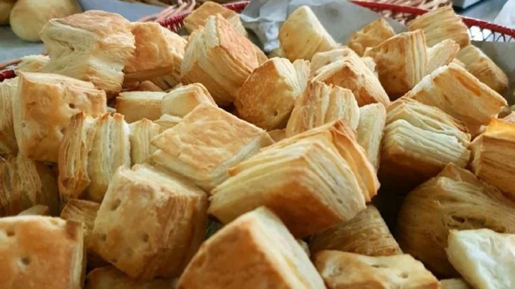 Receta original de criollitos cordobeses hojaldrados para el mate.