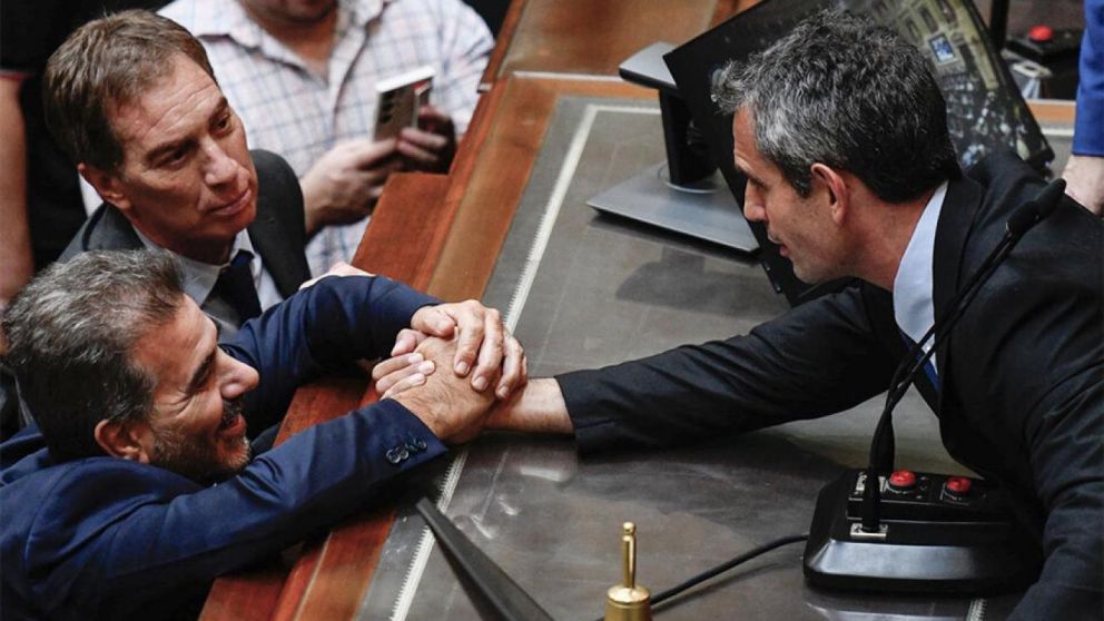 La hora de los acuerdos en Diputados: el oficialista Mart�n Menem con Cristi�n Ritondo y Diego Santilli del PRO.