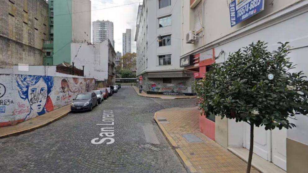 Los tres delincuentes quedaron tendidos en el piso. Uno de ellos, falleció.