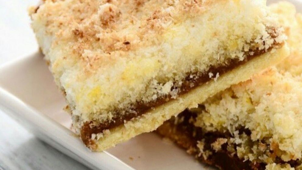 Cuadraditos de coco y dulce de leche súper esponjosos.
