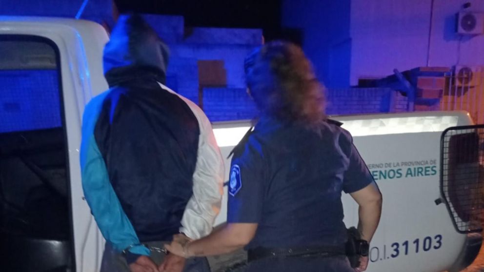 Este es el sujeto que fue arrestado por los uniformados.