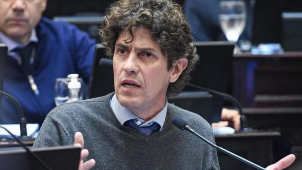 El Senador remarcó su postura contraria al DNU y criticó a los radicales a favor.