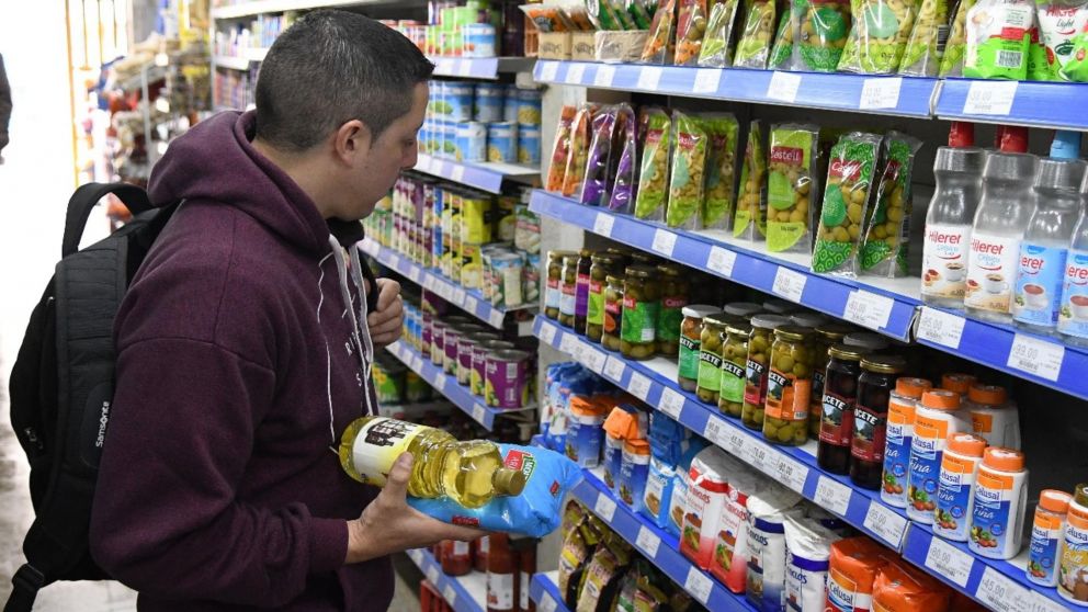 Preocupación por la fuerte pérdida del poder adquisitivo en febrero (Carlos Ventura / Crónica / Archivo).