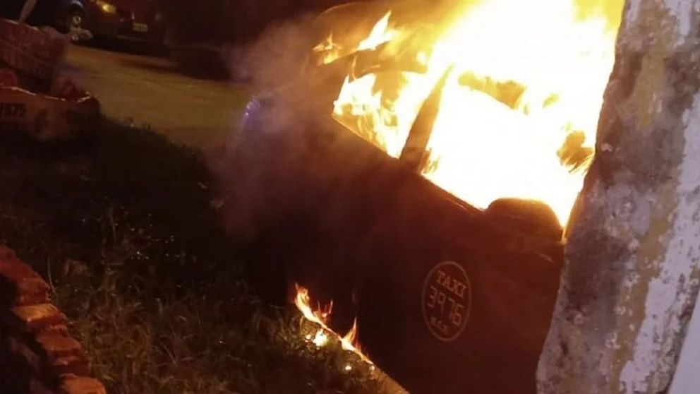 Incendiaron otro taxi en Rosario. (Gentileza Twitter Rodrigo Miró)