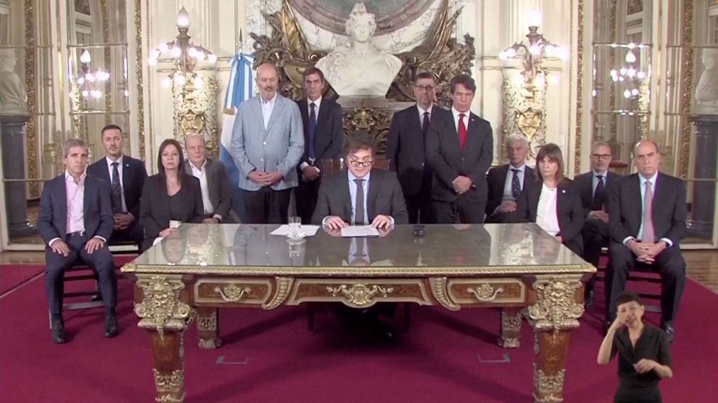 Milei presentó por cadena nacional el Decreto de Necesidad y Urgencia que modifica contrataciones.