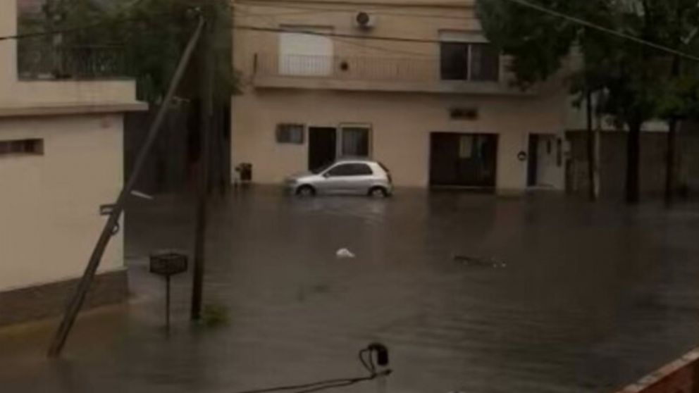 Las fuertes lluvias impidieron la rápida llegada de los bomberos.