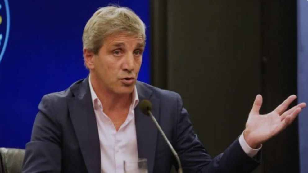 Luis Caputo sigue adquiriendo más poder en su cartera económica (Archivo).