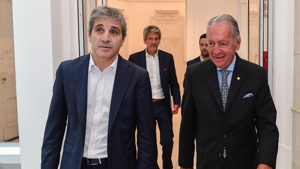 El ministro de Economía Luis Caputo con el titular de la UIA, Daniel Funes de Rioja.