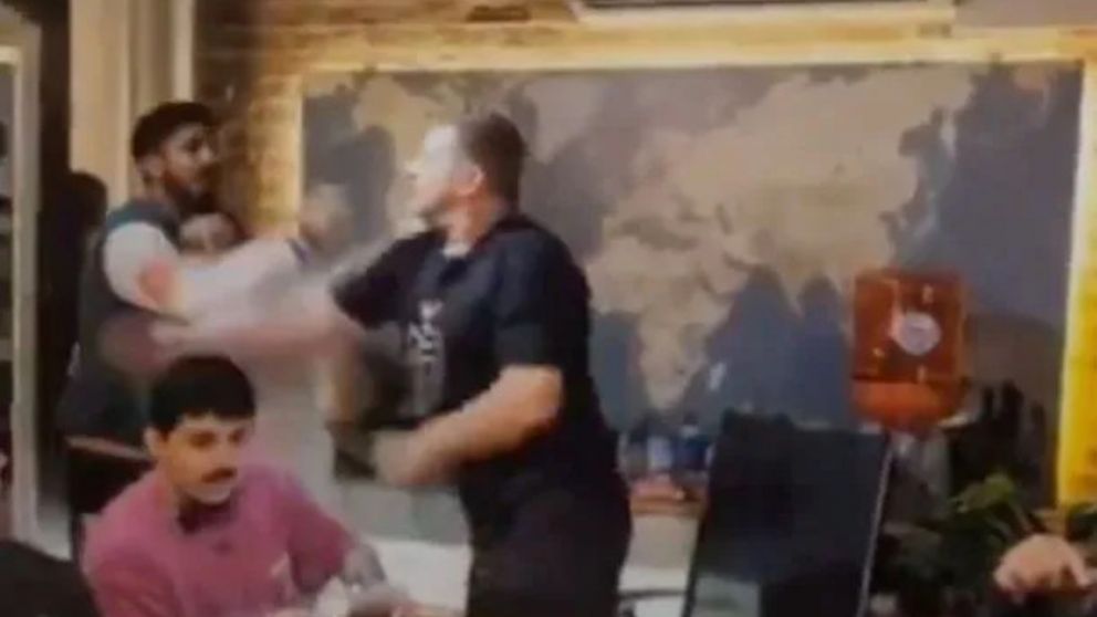 Video: el Turco Garc�a se agarr� a trompadas con un invitado en plena transmisi�n en vivo de su programa.