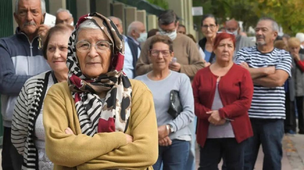 Los jubilados esperan por saber si habrá un cambio en la fórmula de movilidad (Imagen ilustrativa).