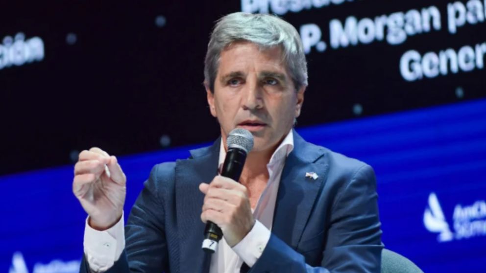 Luis Caputo en su alocución en AmCham Summit 2024.