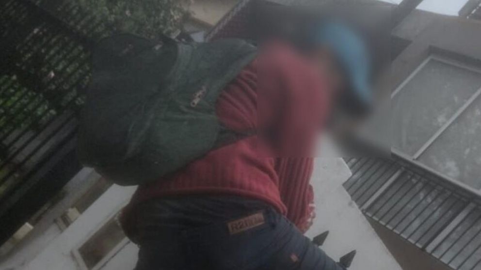 El delincuente quedó incrustado en la reja al tratar de entrar al domicilio.
