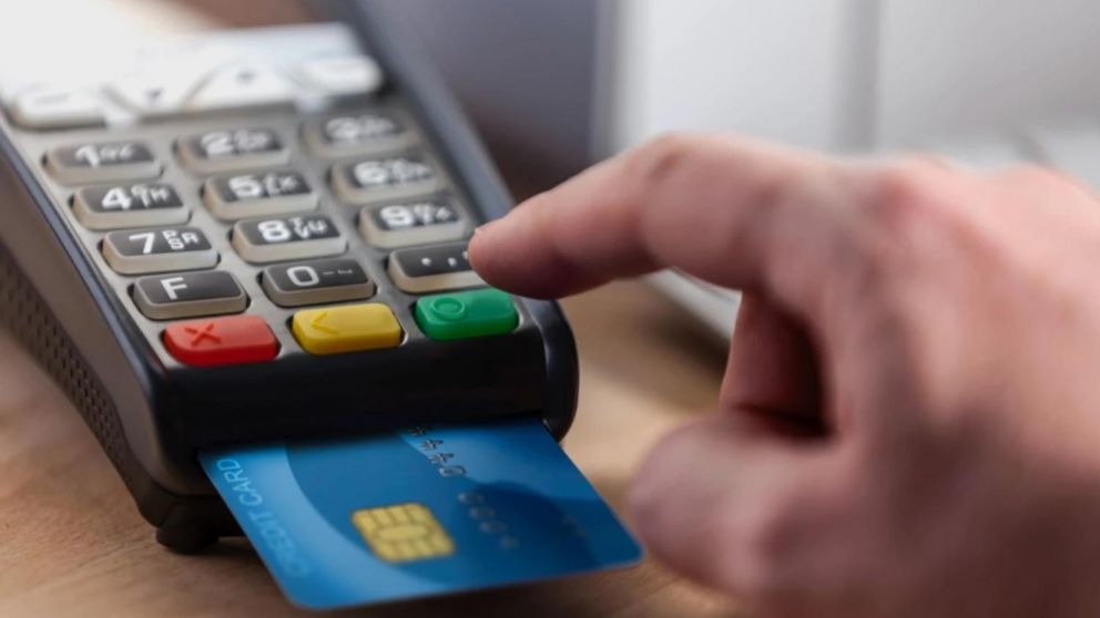 La medida protege al consumidor para que no pierda el control o quede desapoderado de su tarjeta.