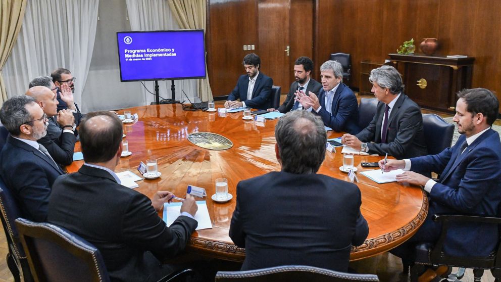 Luis Caputo con supermercadistas (X).