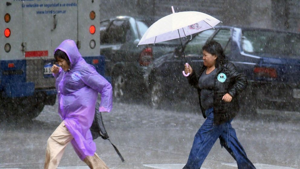 Se cae el cielo: alerta meteorológica amarilla por fuertes vientos y tormentas para Buenos Aires y varias provincias, ¿qué dice el SMN?