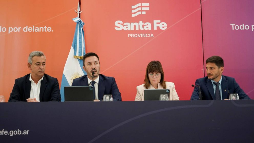 Comité de crisis y crímenes en Rosario: Luis Petri afirmó que "estamos absolutamente convencidos que vamos a derrotar al narcotráfico".