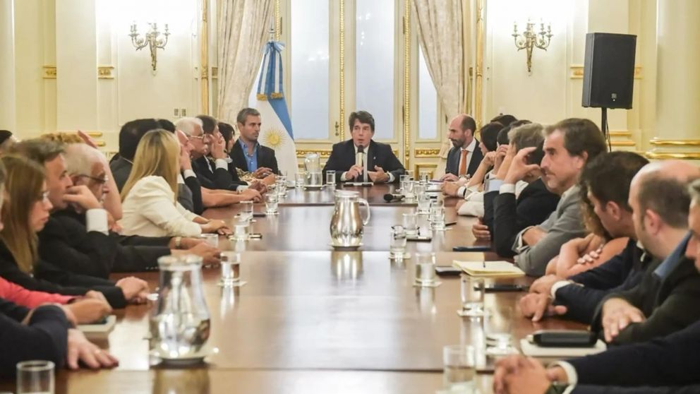 Cumbre de legisladores oficialistas con parte del Gabinete de Javier Milei en Casa Rosada.
