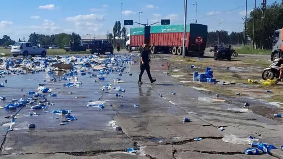 Efectivos policiales intervinieron para terminar con el saqueo.