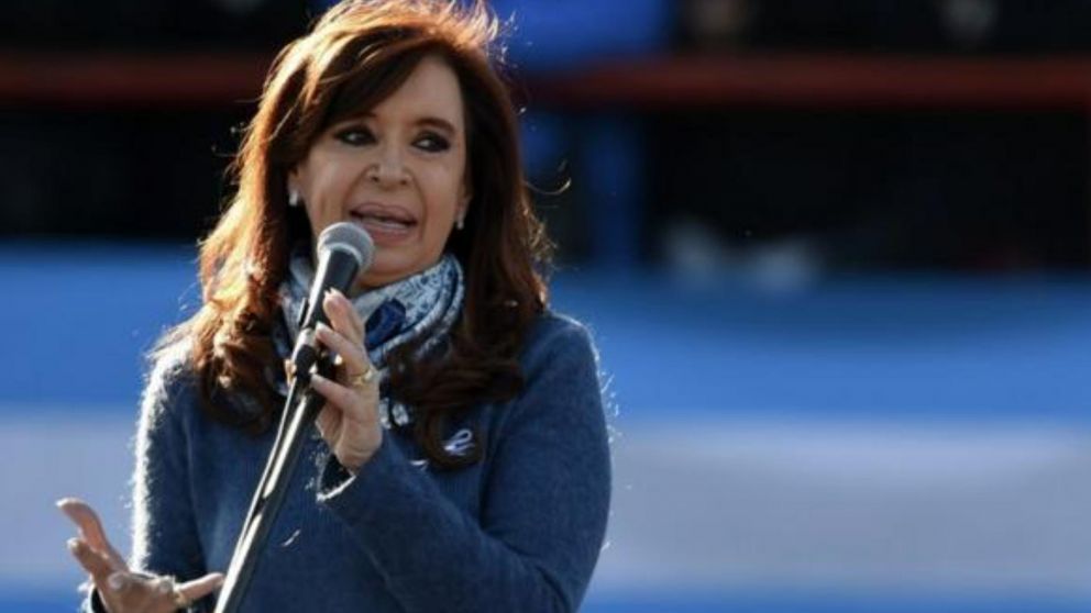 La respuesta de Cristina Kirchner a Javier Milei por el decreto que brinda aumento a personal jerárquico del Ejecutivo y será derogado por el Presidente.