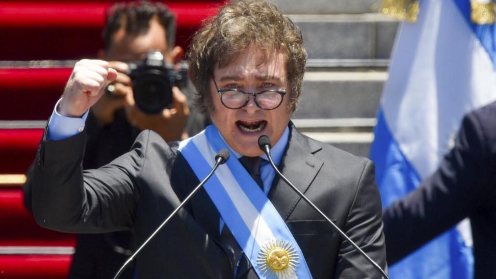 Javier Milei dijo que dejará sin efecto el aumento para el personal jerárquico del Poder Ejecutivo.