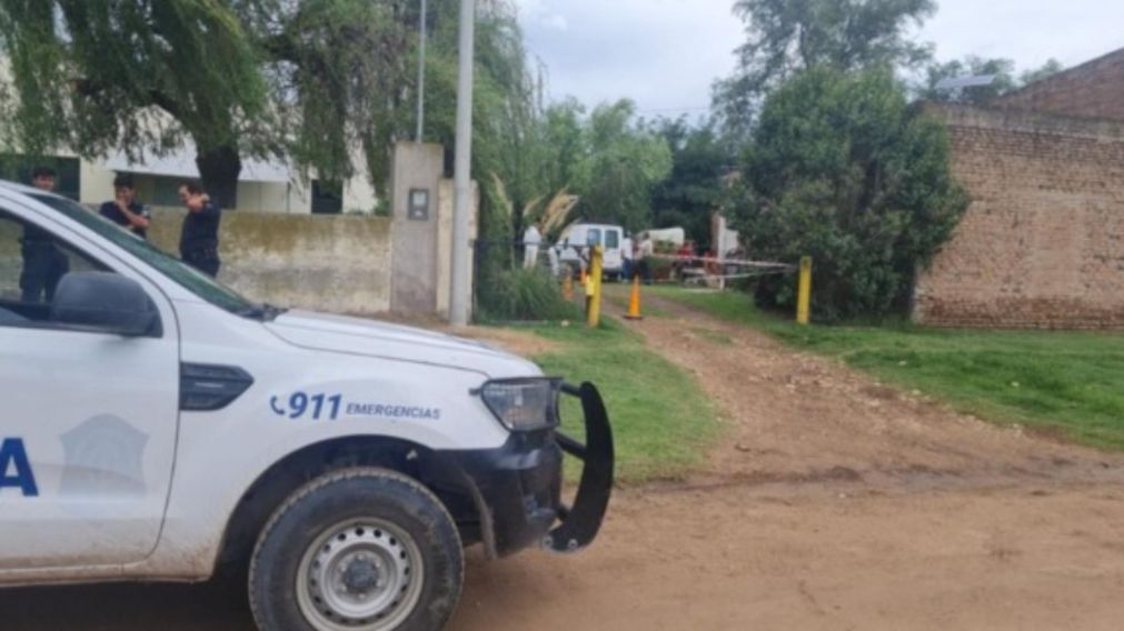 Efectivos policiales, en el lugar del crimen (Gentileza La Nueva Provincia).