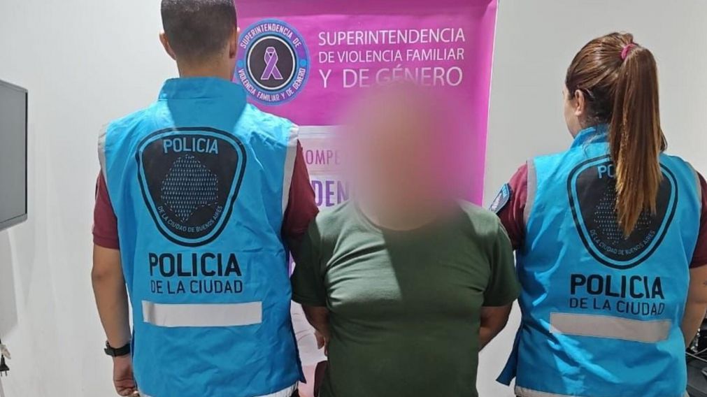 El hombre acusado de mantener cautiva a su esposa quedó preso en su casa.