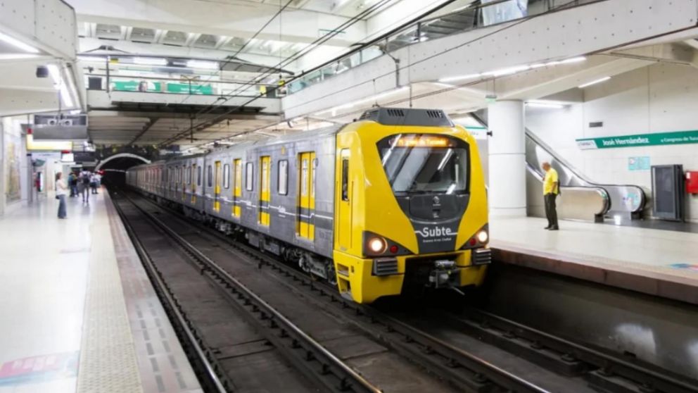 La Línea D volvió a recibir usuarios.