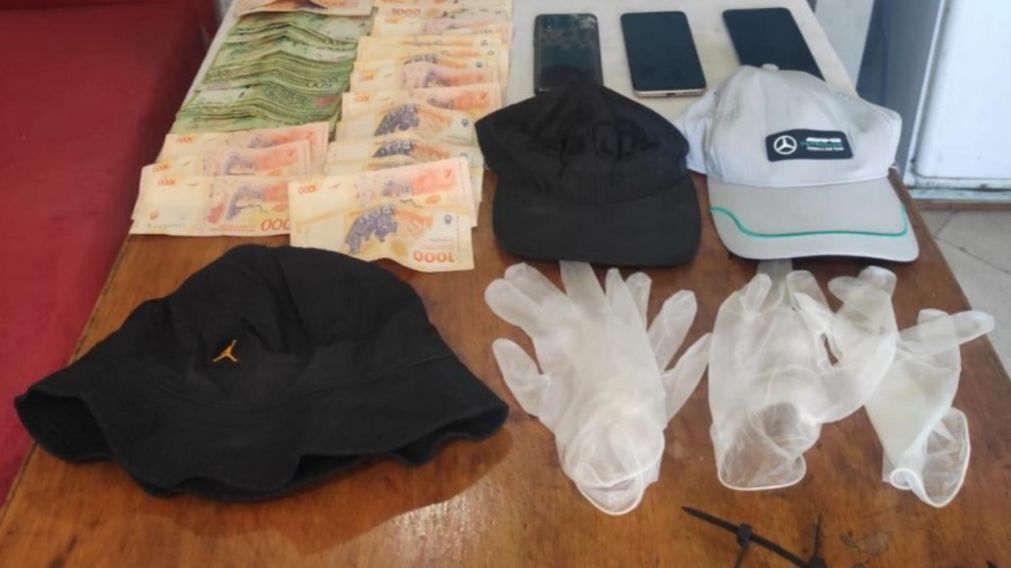 Estos son algunos de los objetos que fueron secuestrados por los funcionarios policiales.