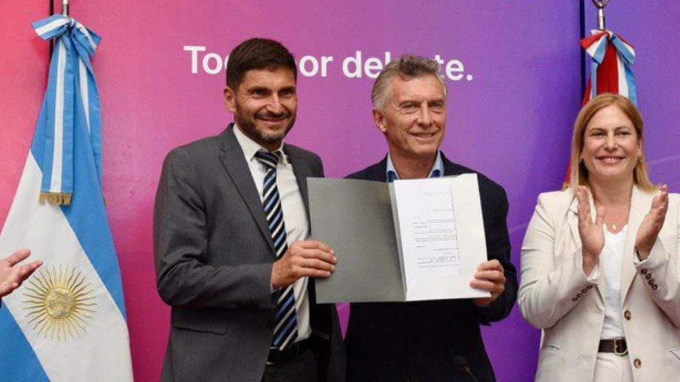 Mauricio Macri junto al gobernador Maximiliano Pullaro. (Twitter)