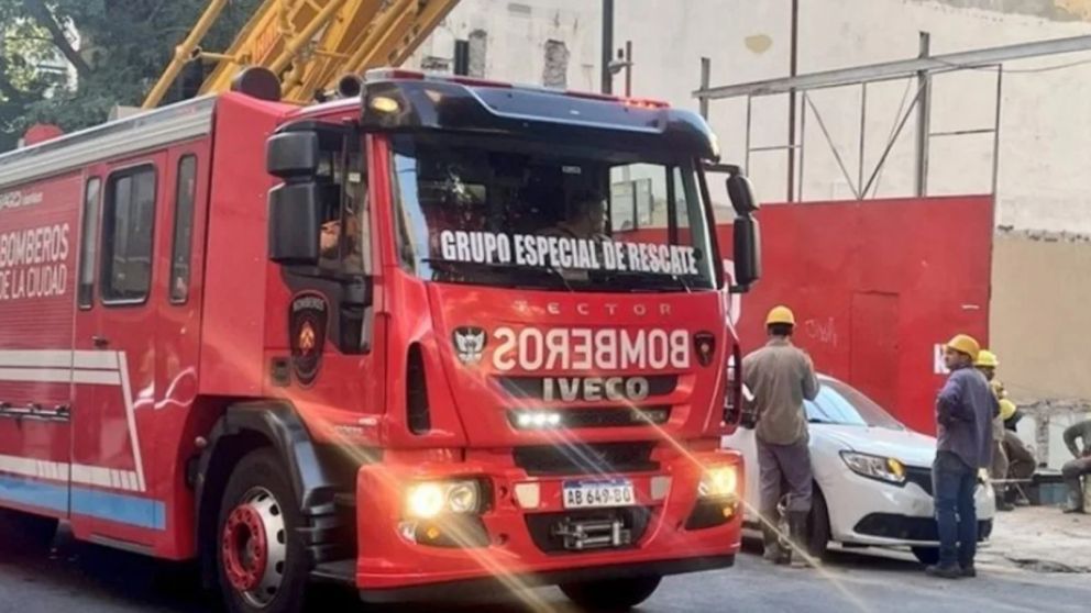Bomberos de la Ciudad trabajaron en el lugar.