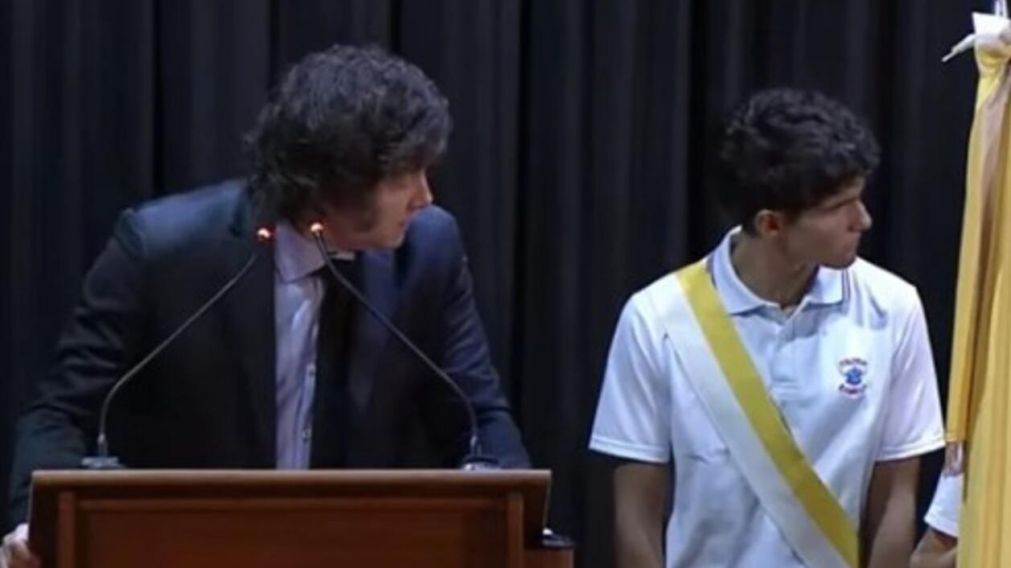 Javier Milei observa c�mo se desmay� una de las alumnas  (Captura de video).