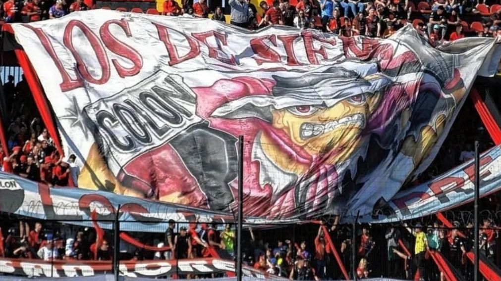 Los violentos se disputan el poder de la tribuna del "Sabalero".