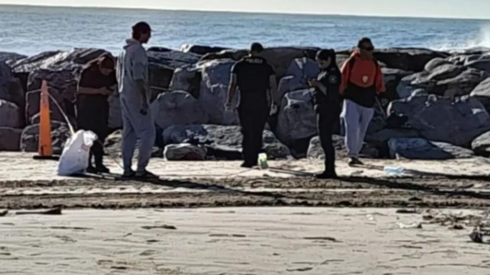El cuerpo fue encontrado en el sector playero de La Perla (Gentileza Infobrisas).